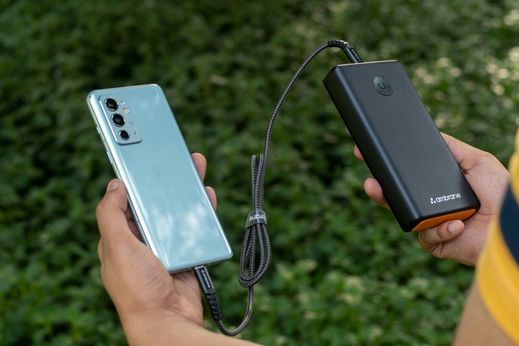 En mobil laddas med en powerbank.
Foto av Debraj Roy, Pexels.